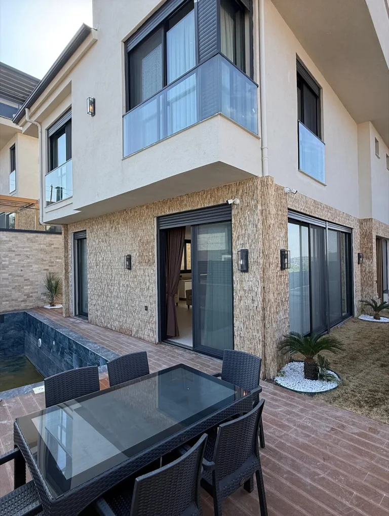 Urla'da Deniz Manzaralı, Özel Havuzlu ve Her Odası Ebeveyn Banyolu Lüks Villa