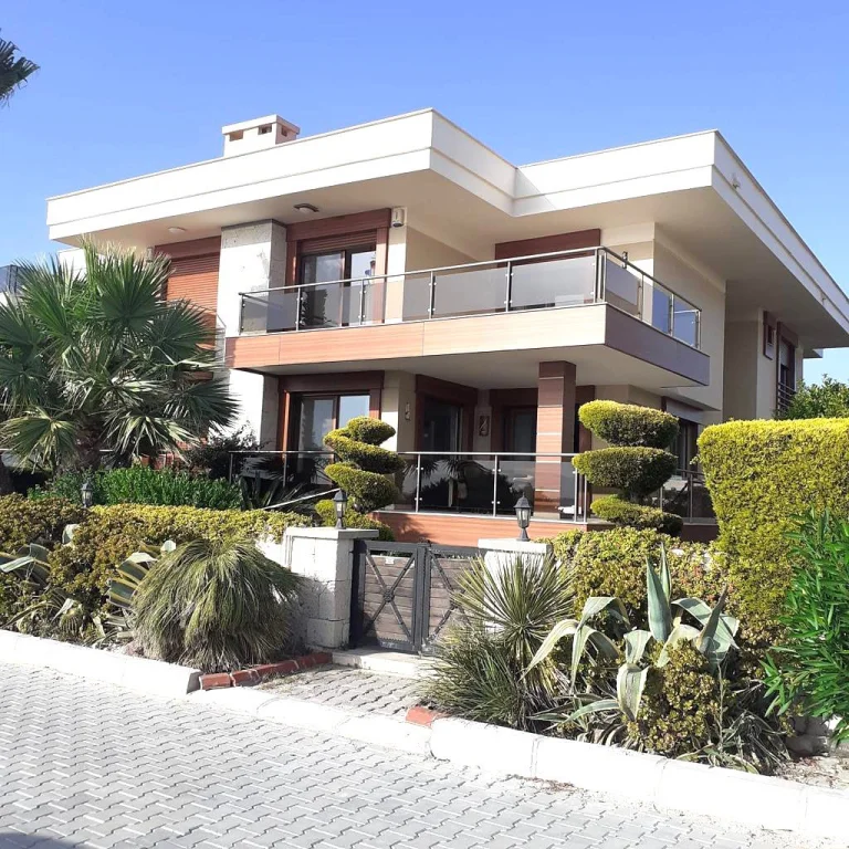 Villa Paşalimanı – Çeşme’de Denize Sıfır, Havuzlu, 4+2 Odalı Günlük Kiralık Lüks Villa