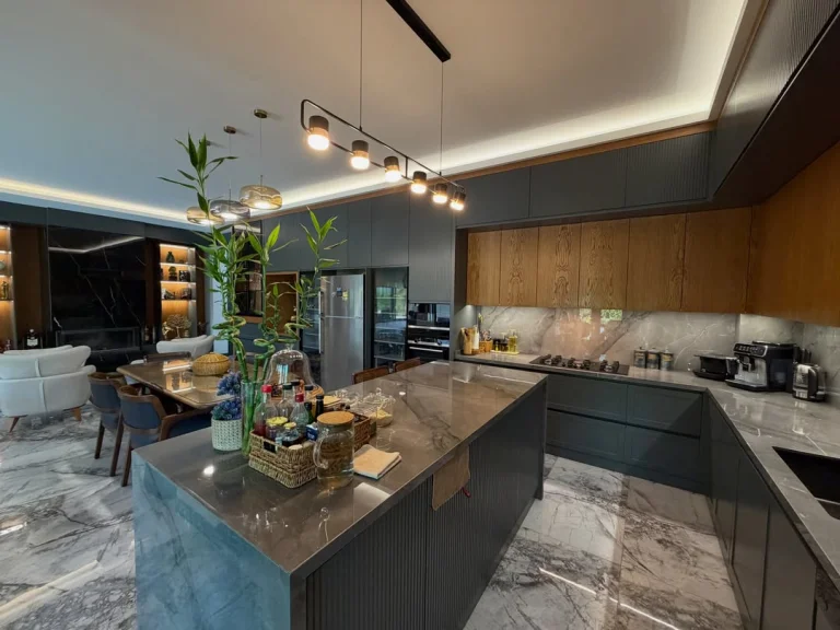Urla’da Denize Komşu, Dev Havuzlu ve 4 Odalı Ultra Lüks Aile Malikanesi! — Urla, İzmir