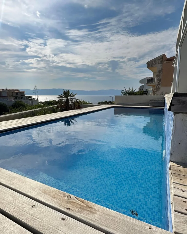 Villa Sea Breeze – Çeşme Dalyanköy’de Deniz Manzaralı, Havuzlu 4+1 Dubleks Günlük Kiralık Villa