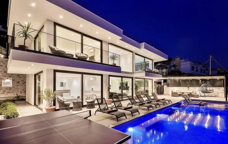 Kaş’ta Muhteşem Deniz Manzaralı Lüks Tatil Villası