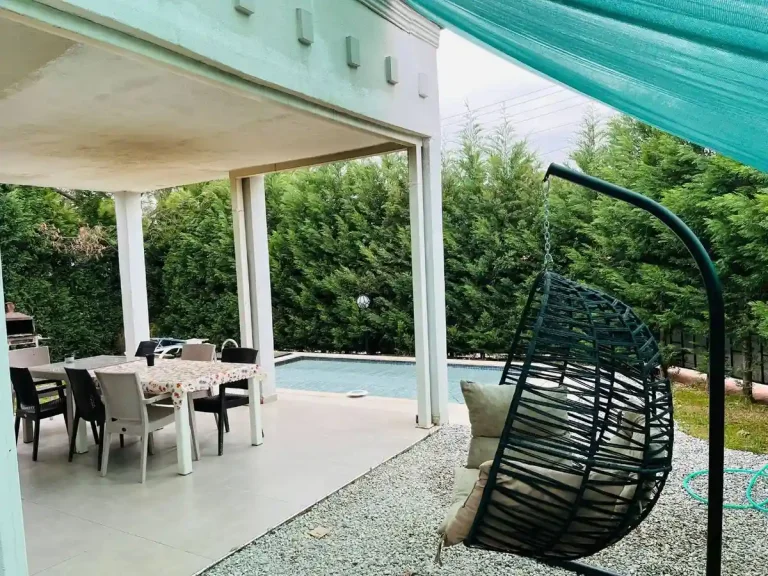 Sapanca'da Göl Manzaralı, Geniş Bahçeli, Isıtmalı Havuzlu, Kiralık Villa — Sapanca, Sakarya