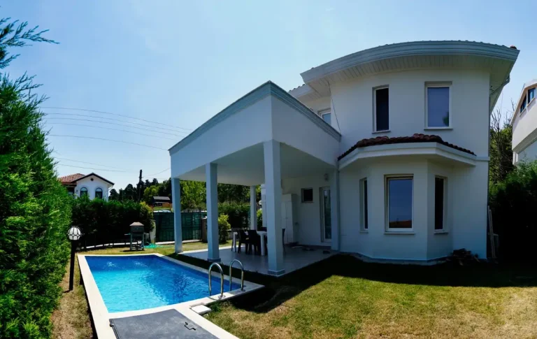 Sapanca'da Göl Manzaralı, Geniş Bahçeli, Isıtmalı Havuzlu, Kiralık Villa — Sapanca, Sakarya