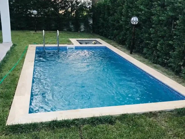 Sapanca'da Göl Manzaralı, Geniş Bahçeli, Isıtmalı Havuzlu, Kiralık Villa — Sapanca, Sakarya