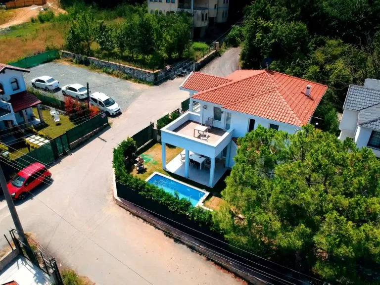 Sapanca'da Göl Manzaralı, Geniş Bahçeli, Isıtmalı Havuzlu, Kiralık Villa