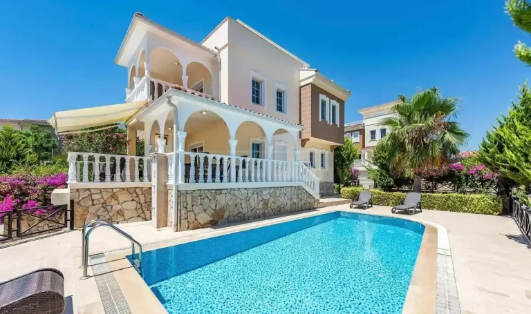 Alanya'da Kalabalık Ailelere Uygun, Özel Havuzlu, Modern Villa