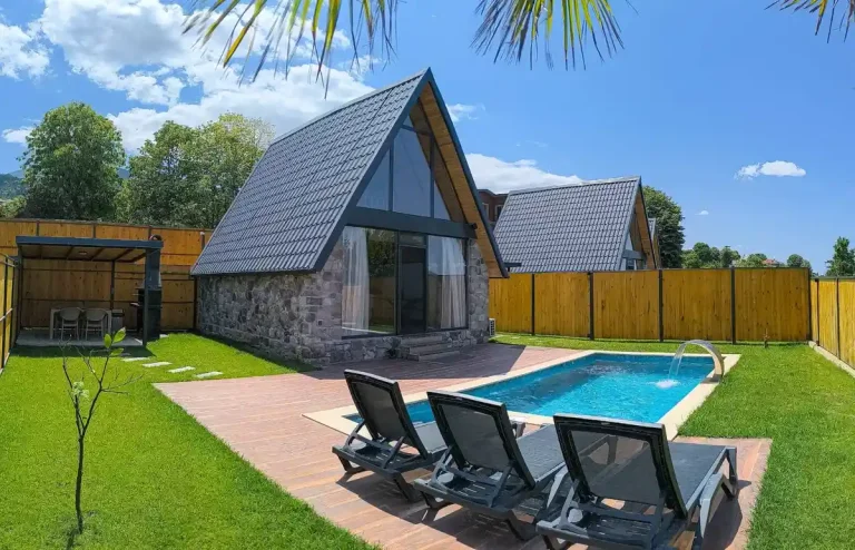 Kartepe Maşukiye'de Merkezi Konumda, Isıtmalı Havuzlu, Kiralık Bungalov