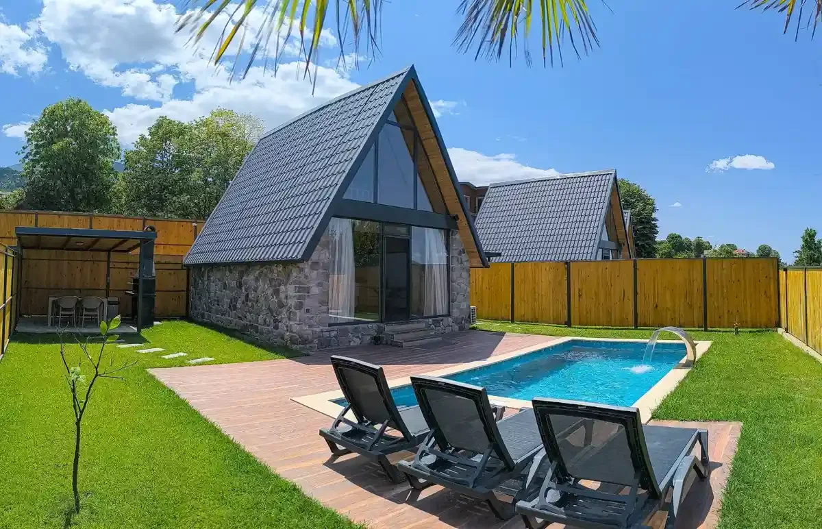 Kartepe Maşukiye'de Merkezi Konumda, Isıtmalı Havuzlu, Kiralık Bungalov — Sapanca, Sakarya