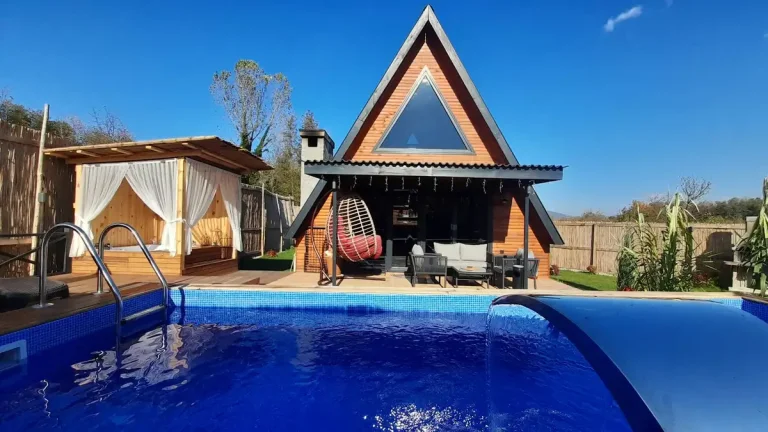 Sapanca Rüstempaşa'da Modern Tasarımlı, Özel Havuzlu, Kiralık Bungalov