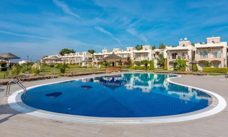 Didim Akbük’te Denize Sıfır, Eşsiz Manzaralı, Konforlu Tatil Villası