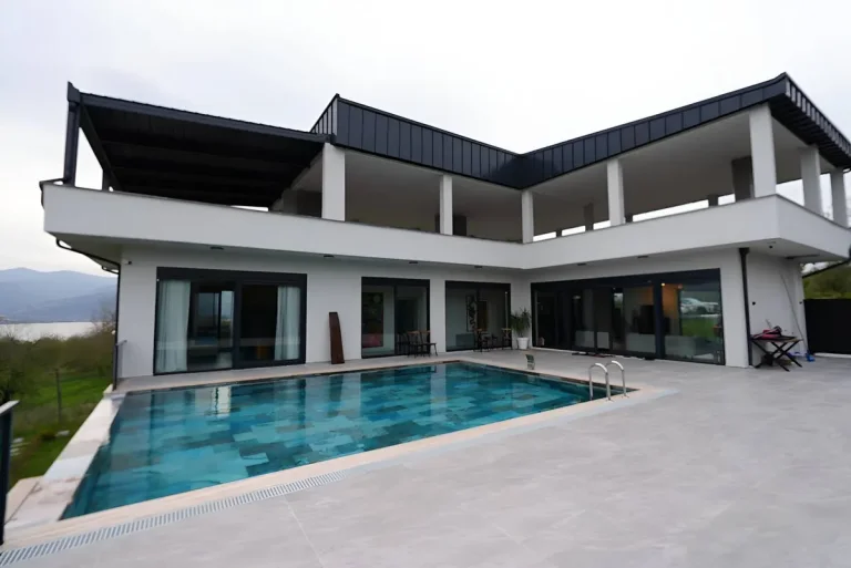 Kocaeli Kartepe'de Göl Manzaralı, Isıtmalı Havuzlu, 3+1 Villa