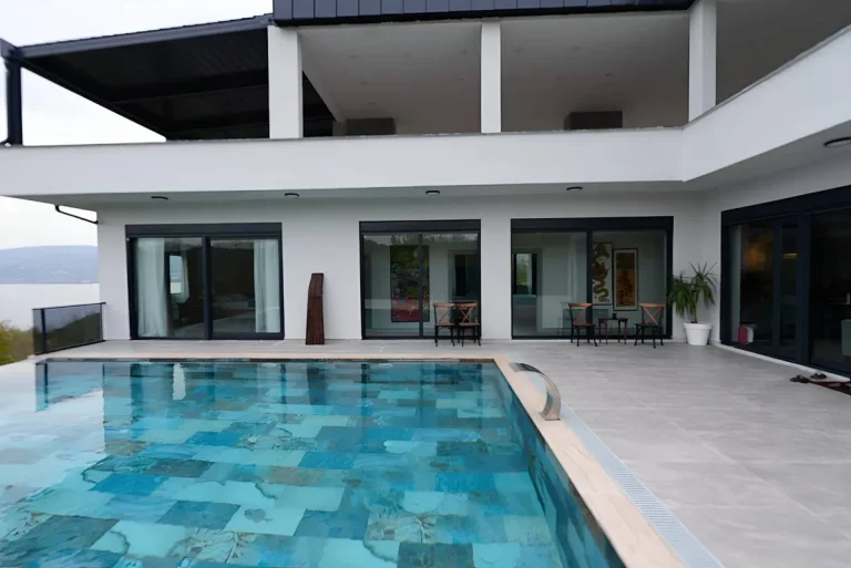 Kocaeli Kartepe'de Göl Manzaralı, Isıtmalı Havuzlu, 3+1 Villa — Sapanca, Sakarya