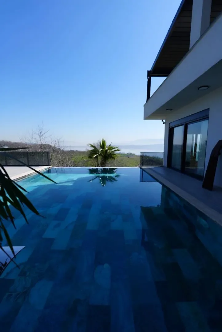 Kocaeli Kartepe'de Göl Manzaralı, Isıtmalı Havuzlu, 3+1 Villa — Sapanca, Sakarya