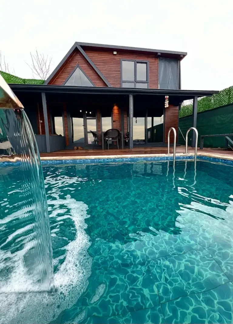 Sapanca Hacımercan'da Göl Manzaralı, Isıtmalı Havuzlu, Kiralık Bungalov