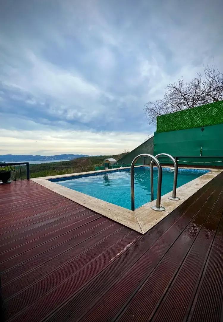 Sapanca Hacımercan'da Göl Manzaralı, Isıtmalı Havuzlu, Kiralık Bungalov — Sapanca, Sakarya