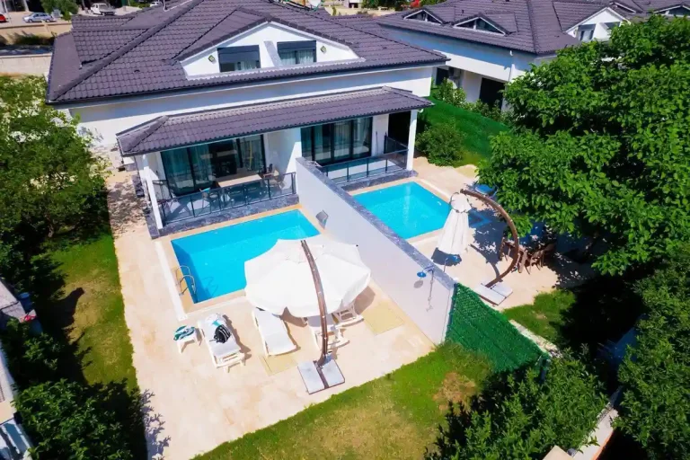 Kemer Arslanbucak’ta Elverişli Konumda, Isıtmalı Havuzlu 3+1 Villa
