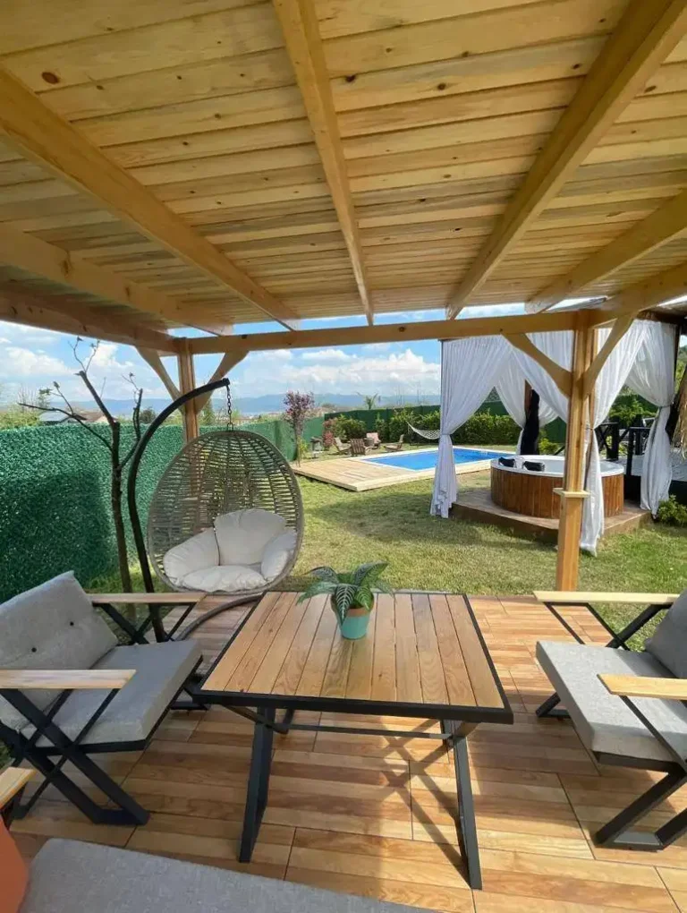 Sapanca Gazipaşa'da Geniş Bahçeli, Isıtmalı Havuzlu, Kiralık Bungalov — Sapanca, Sakarya