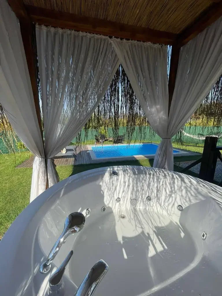 Sapanca Gazipaşa'da Geniş Bahçeli, Isıtmalı Havuzlu, Kiralık Bungalov — Sapanca, Sakarya