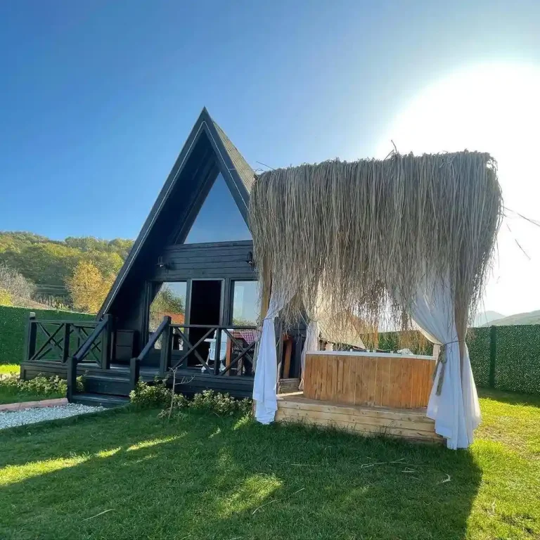 Sapanca Gazipaşa'da Geniş Bahçeli, Isıtmalı Havuzlu, Kiralık Bungalov — Sapanca, Sakarya