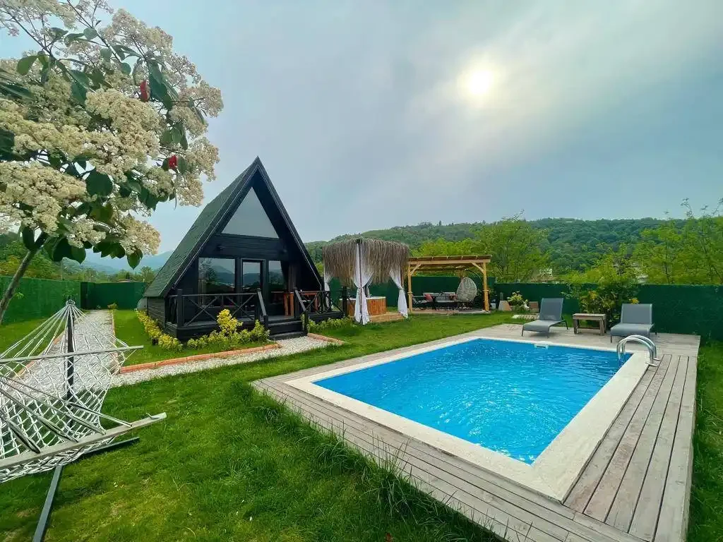 Sapanca Gazipaşa'da Geniş Bahçeli, Isıtmalı Havuzlu, Kiralık Bungalov — Sapanca, Sakarya