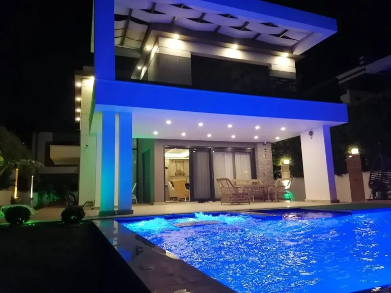 Kemer Çamyuva’da Modern Tasarımlı, Isıtmalı Havuzlu, Bahçeli Villa — Kemer, Antalya