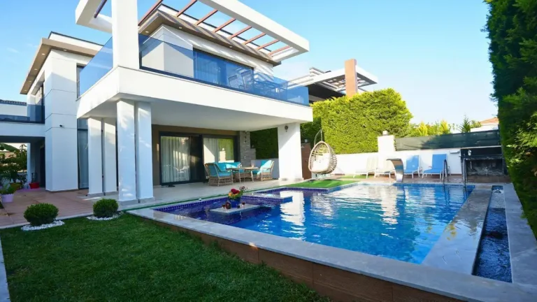 Kemer Çamyuva’da Modern Tasarımlı, Isıtmalı Havuzlu, Bahçeli Villa