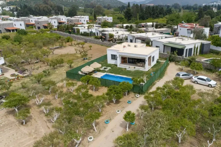 Muğla Bodrum'da Denize Yakın, Geniş Bahçeli, Lüks Kiralık Villa — Bodrum, Muğla