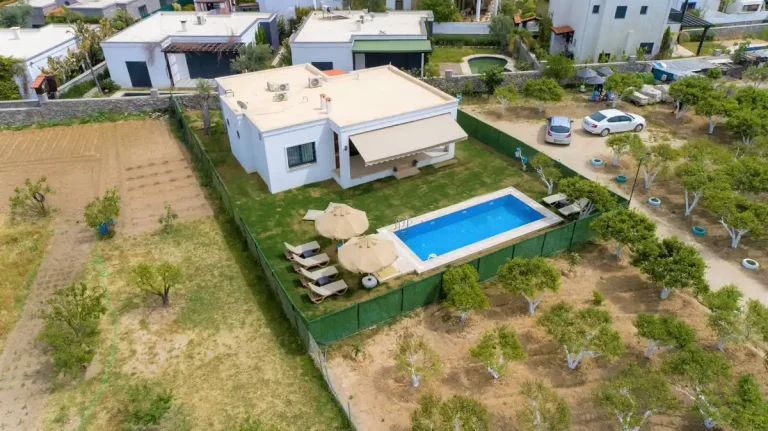 Muğla Bodrum'da Denize Yakın, Geniş Bahçeli, Lüks Kiralık Villa — Bodrum, Muğla