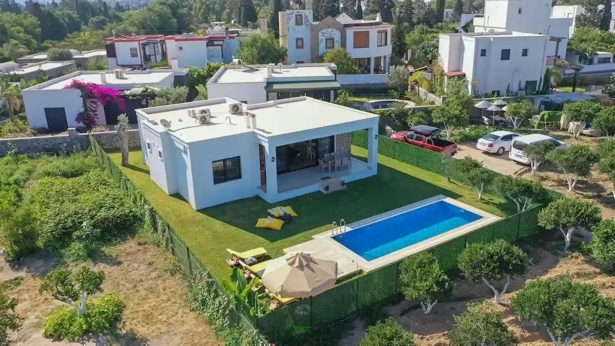 Muğla Bodrum'da Denize Yakın, Geniş Bahçeli, Lüks Kiralık Villa — Bodrum, Muğla
