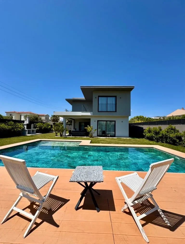 Çeşme Ilıca'da Merkezi Konumda, Özel Havuzlu, Geniş Bahçeli Villa