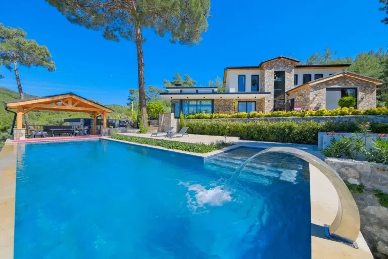 Fethiye'de Lüks Tasarımlı, Özel Havuzlu, Tenis Kortlu, Taş Villa — Fethiye, Muğla