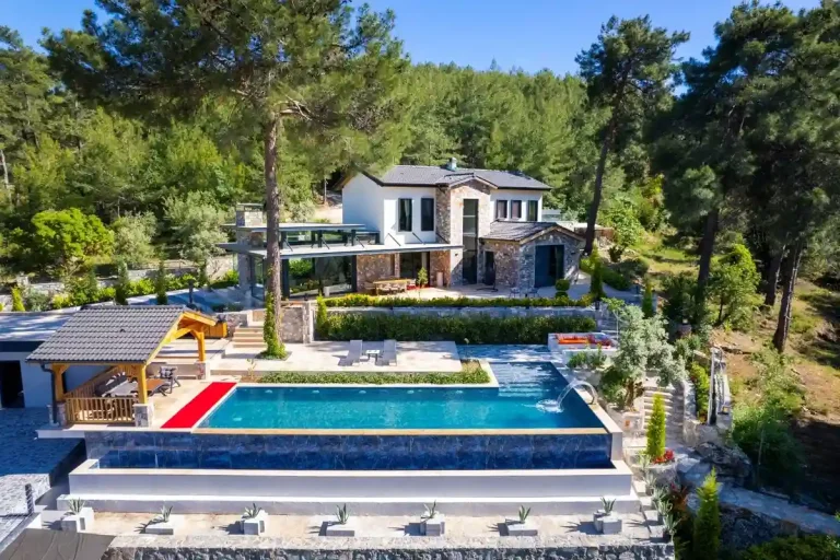Fethiye'de Lüks Tasarımlı, Özel Havuzlu, Tenis Kortlu, Taş Villa