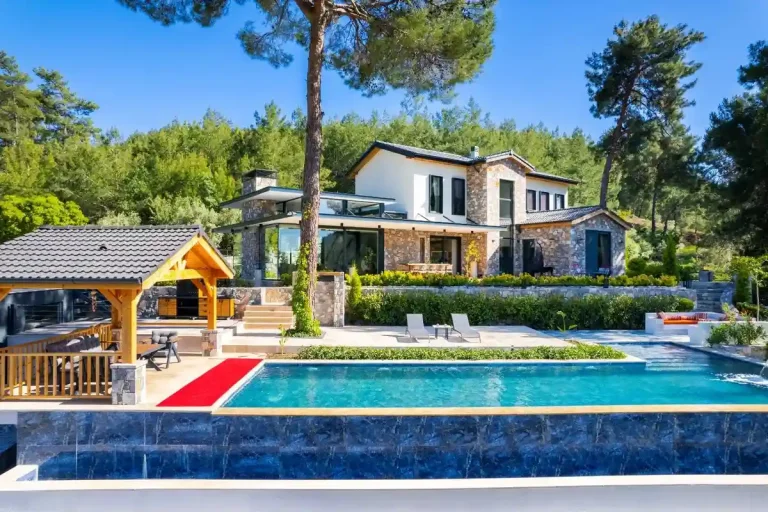 Fethiye'de Lüks Tasarımlı, Özel Havuzlu, Tenis Kortlu, Taş Villa — Fethiye, Muğla
